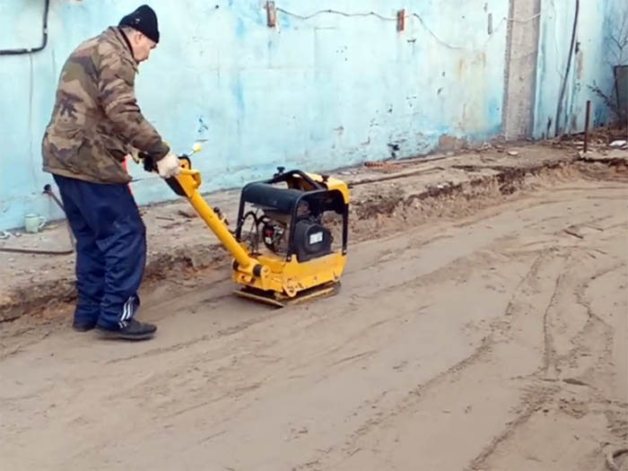 послойное уплотнение площадки парковки
